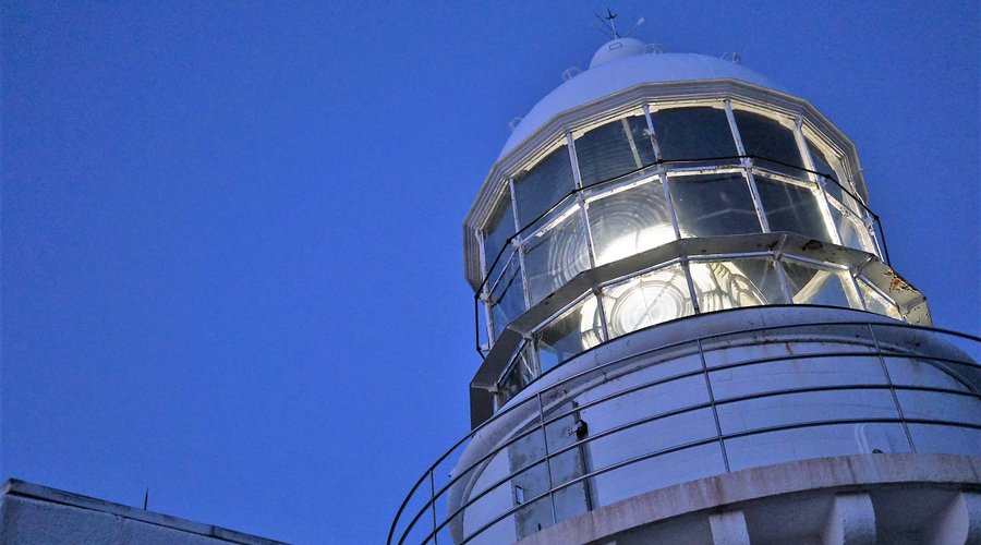 2019年の新年早々、経ヶ岬の灯台に行ってきました。 薄暗い山道を抜け、遥遠くの水平線まで照らす力強い灯りを初めて見て、感動しました！ 午前7:00ぐらいになるとやがて日が昇り、太陽が水平線を照らす時間帯になると灯台の灯りは消えます。 その瞬間に立ち会えたことがすごく嬉しいです。