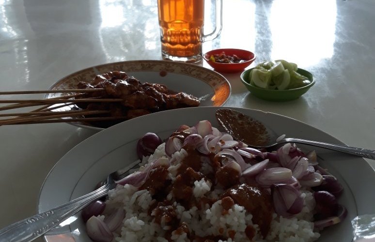 Sate ayam...