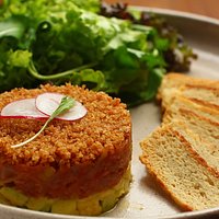Tartar de Atum com Abacate e Quinoa Crocante - acompanha mix de folhas e torradas artesanal do Nola