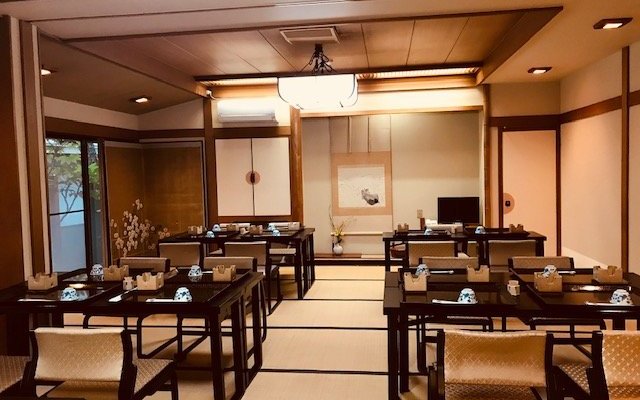 同じ部屋で数グループのお客様がお食事される場合の一例です