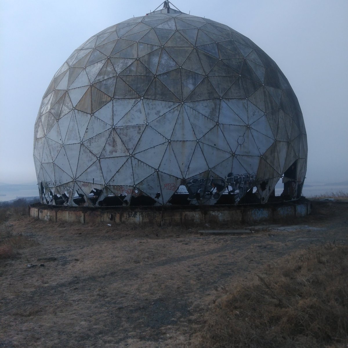 Объект сфера. Геокупол Владивосток сопка Монастырская. Радиопрозрачный купол Владивосток. Купол ПВО Владивосток. Геокупол Владивосток Морское кладбище.