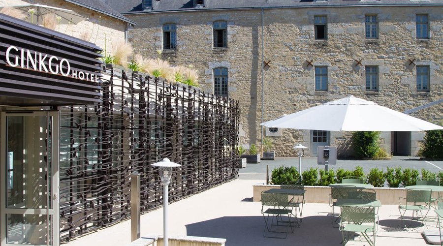 Terrasse de l'hôtel devant notre jardin.
