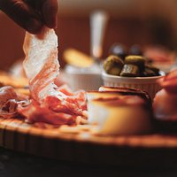 Tábua Arrasa! the best selection of Portuguese cheeses and charcuterie.