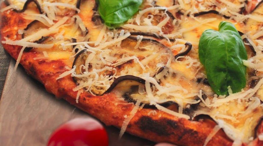 Parmigiana: pomodoro - mozzarella - melanzane al forno - Parmigiano 24 mesi - basilico