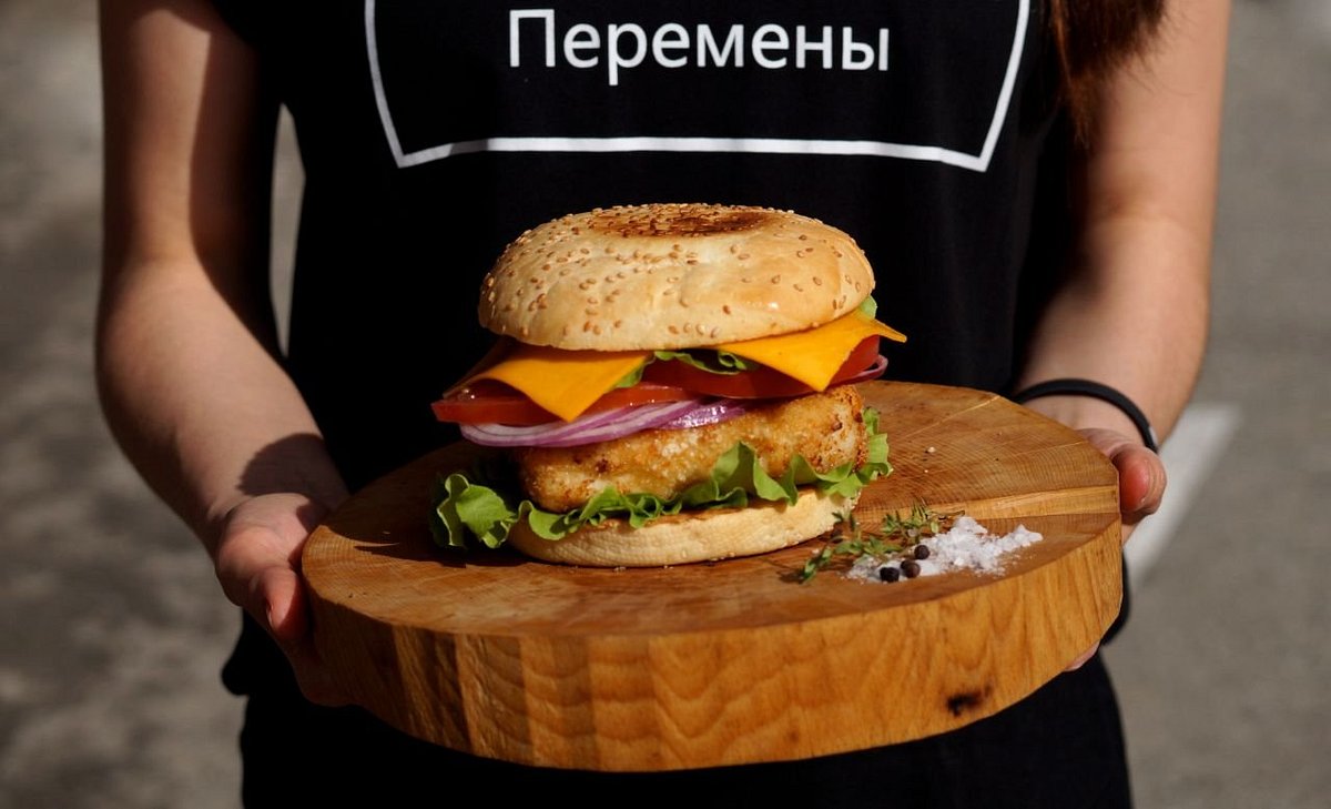 Погодка шепчет. шепчет о том, чтобы ты вышел из дома и направился в сторону кафе
