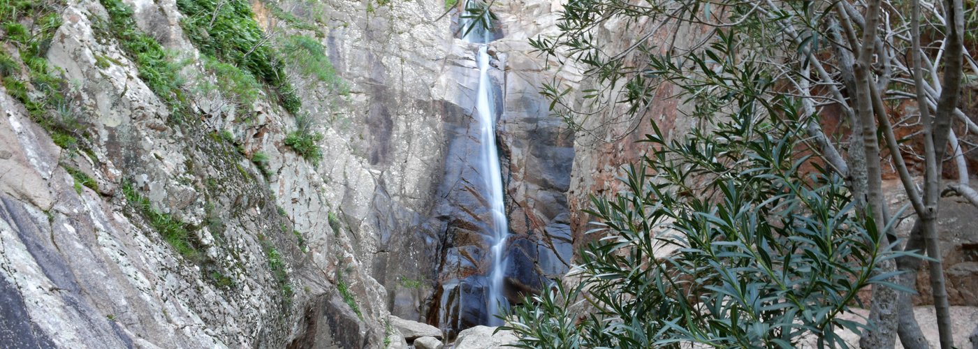 Panoramica cascata: Sa Spendula è una cascata situata nel comune Sardo di Villacidro, nella provincia del Sud Sardegna. Composta da tre salti, è formata dal torrente Coxinas, che prende poi il nome di Rio Seddanus. 