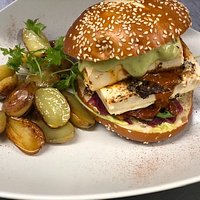 Burger végétarien,tofu au curry, pain bretzel,mayonnaise parmesan basilic, pommes grenailles rôties