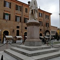 Vista laterale della statua di A. Tassoni.