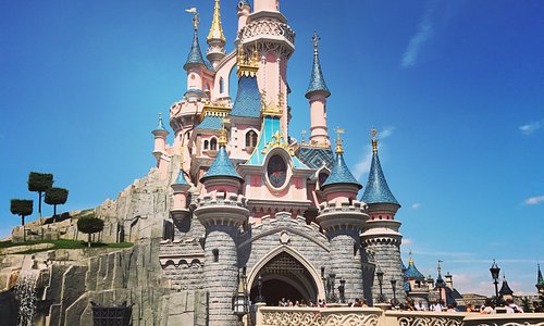 Disneyland Paris Castle. Facts. History. Visit.