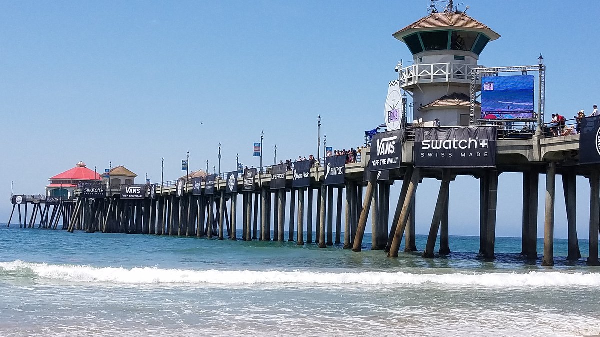 Huntington Beach Pier tại California - một điểm đến tuyệt vời cho các nhà du lịch. Hình ảnh của bãi biển và bến tàu sẽ mang lại cho bạn cảm giác thỏa mãn nhất định. Hãy xem hình ảnh để tận hưởng cảm giác mát mẻ của làn gió biển tràn về bạn!
