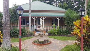 Eden House Retreat in Yungaburra, image may contain: Resort, Hotel, Villa, Grass
