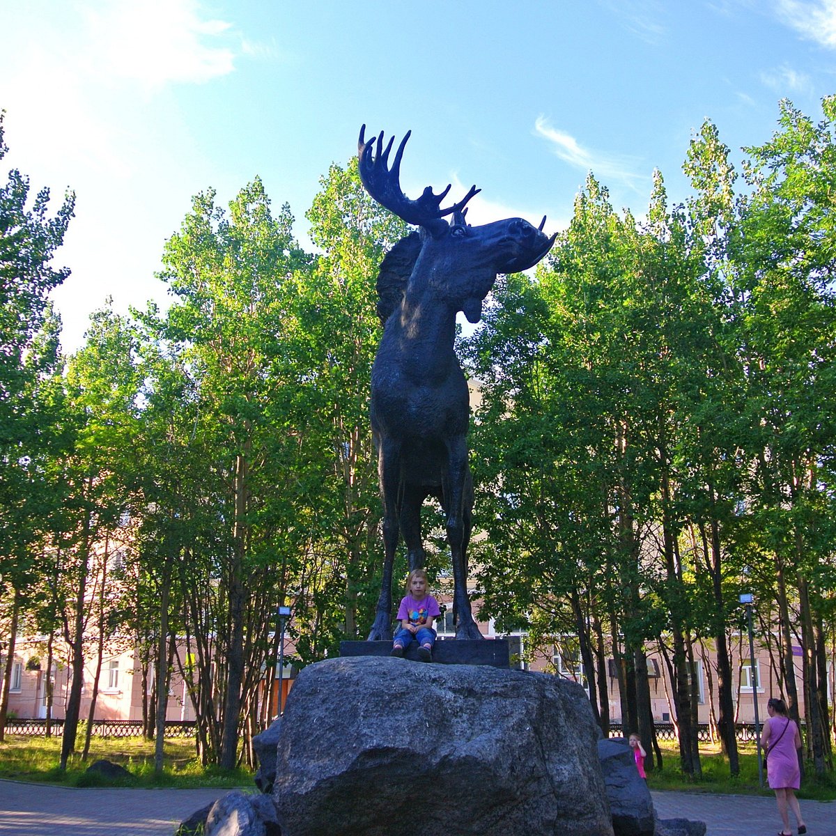 Памятники мончегорска. Скульптура Лось Мончегорск. Памятник лосю в Мончегорске. Город Мончегорск памятник лосю. Статуя лося Мончегорск.