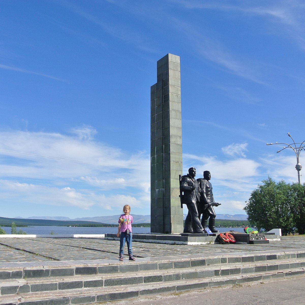 Памятники мончегорска. Обелиск защитникам Заполярья Мончегорск. Памятник защитникам Заполярья Мончегорск. Защитники Заполярья Мончегорск. Памятники Мончегорск на Монче.