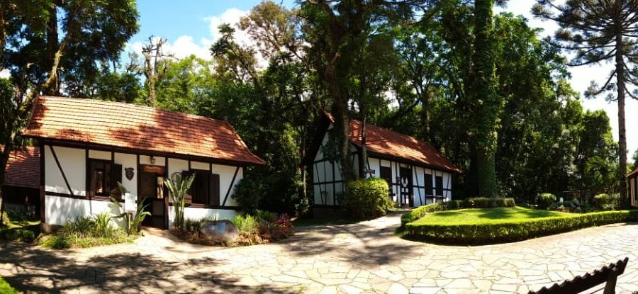 Aldeia Histórica - retrata de forma fiel e autêntica a história da imigração alemã: usos, costumes e a vivência, por meio de objetos e construções trazidas de localidades do interior do município. Reconstruídas em técnica de enxaimel, originária da Alemanha, e preservada aqui pelos imigrantes alemães que colonizaram a nossa cidade.