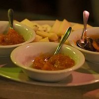 Tris di mostarde e marmellata fatte in casa:
-mostarda di zucca
-marmellata di pere e zenzero
-mostarda di pere cotogne in purea
