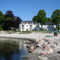 Hotel Hof Sierksdorf vom Strand aus betrachtet.