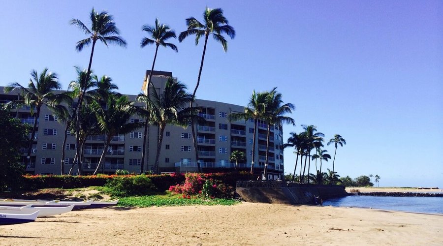 Beach that fronts the Menehune Shores - Condominium Rentals Hawaii