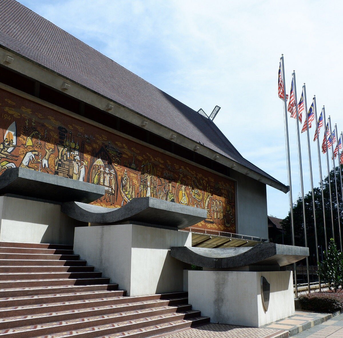 National Museum Kuala Lumpur là một trong những điểm đến văn hóa nổi tiếng tại thành phố Kuala Lumpur, Malaysia. Tại đây, bạn sẽ được khám phá những di chỉ, tác phẩm nghệ thuật độc đáo của quốc gia Malaysia. Hãy cùng tìm hiểu thêm và cảm nhận sự độc đáo tại địa điểm này.