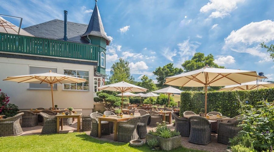 Im Sommer lädt unsere Sonnenterrasse zum Verweilen ein. 