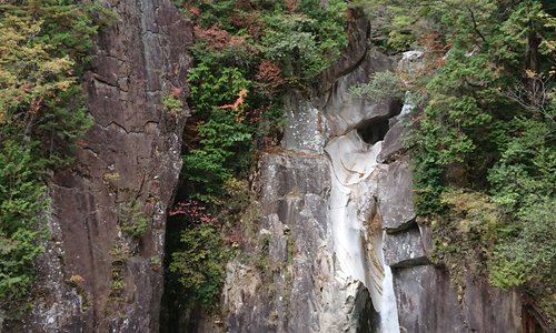 展望台から見た紅葉の牛ヶ滝（２）