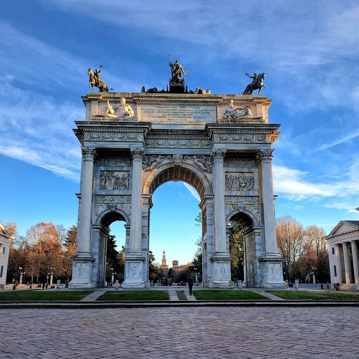 Арка это. Arco della Pace Милан. Триумфальная арка Милан. Триумфальная арка в Милане. Арка мира Милан.