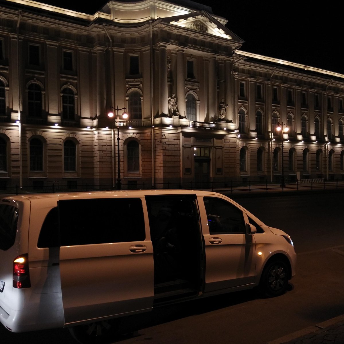 Спб костей. Трансферум Санкт-Петербург. Трансфер от отеля в Санкт Петербурге фото. Шаттле Санкт-Петербург.