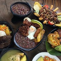 Excelente restaurante ubicado en la zona rosa de Dosquebradas, un lugar perfecto para compartir en familia y disfrutar de lo mejor de la comida típica colombiana, ambientado de una manera muy linda y típica; te hacen sentir como en casa. Sin duda alguna los mejores en la region, magnifica atención y buen servicio, calidad y muy buenos precios. Sin duda alguna volvería, ademas cuentan con domicilio.