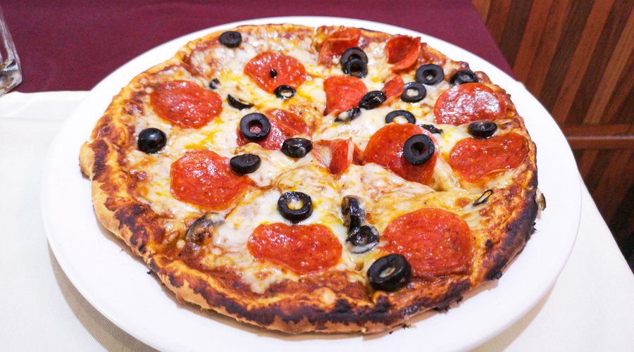 Deliciosa pizza de Pepperoni con Aceitunas negras