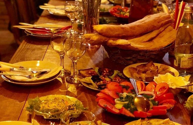 Traditional Kakhetian feast.                                          Традиционное Кахетинское застолье