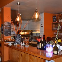 Séverine et Valerio vous accueillent au Côté Bistrot de la Roquebrunoise