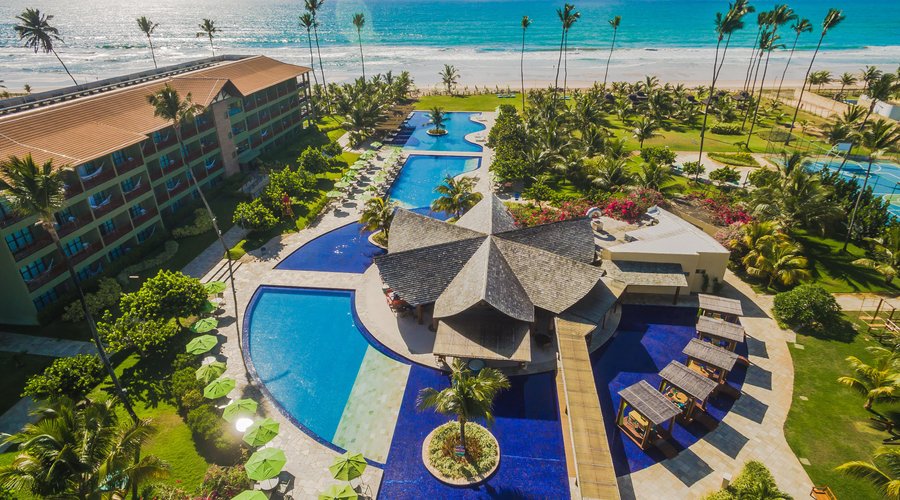Vista aérea das piscinas externas e restaurante da piscina