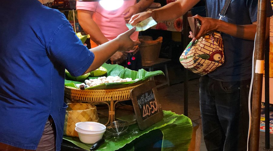 ¿Te atreves a probar la comida local cuando viajas? En el Sunday Market de Chiang Mai puedes comer de maravilla por muy pocos bath 🍜🍤🥟🇹🇭