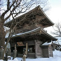 大覚寺~道内最大規模の山門(手前に六地蔵、奥に本堂)