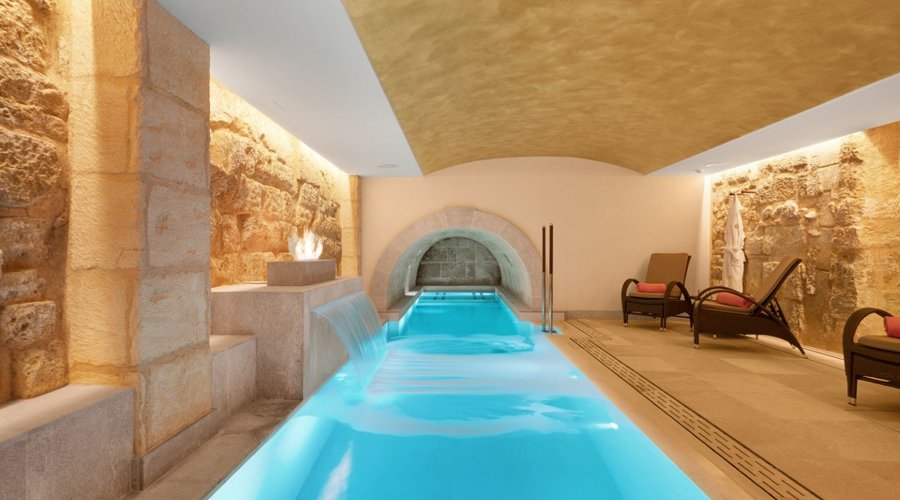 Nuestro Spa situado en la planta sótano de la casa goza de una gran piscina, posiblemente la más larga del casco antiguo de Palma, que se adentra en el aljibe original con techo abovedado.