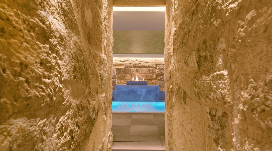 Nuestro Spa situado en la planta sótano de la casa goza de una gran piscina, posiblemente la más larga del casco antiguo de Palma, que se adentra en el aljibe original con techo abovedado.
