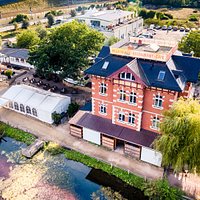 Entdecken Sie die besonderen Facetten des Natur- und Erlebnisparks im Erfurter Süden und erfahren Sie mehr über den Anbau der berühmten Erfurter Brunnenkresse.
Das idyllische Restaurant & Café Villa Haage im Süden von Erfurt ist umgeben von wunderschönen Teichen.Wir begrüßen sie auf den Seiten unseres Internetangebotes und danken für Ihr Interesse am Restaurant Villa Haage. Für Fragen, Wünsche, Anregungen oder Kritik stehen wir Ihnen gerne telefonisch unter der 0361 / 789 44 13 zur Verfügung,