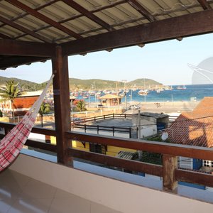 Quarto compartilhado. Comporta 21 pessoas. Ar acondiçoado, varanda com para praia dos anjos, banheiro com 3 boxes, roupas de cama, guarda roupas com chave e café da manhã buffet inclusos na diária.