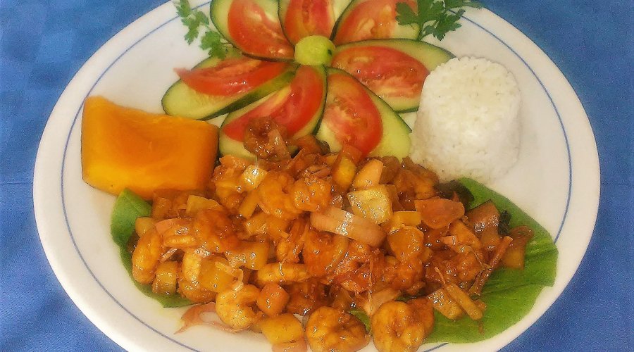 CAMARONES ESTILO MONTE Y MAR  VEG
CAMARONES ESTILO MONTE Y MAR .vegetales, cebolla mantequilla,jengibre piña, miel, vino blanco y salsa soya

