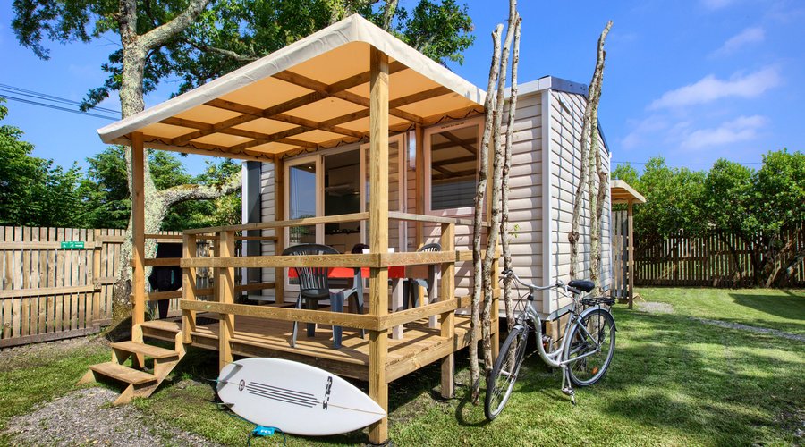 Mobil Home DUO tout équipé

1 chambre avec un lit 2 personnes en 140 avec couette
1 salon avec un canapé convertible
1 coin repas
1 cuisine équipée avec frigo/congélateur, vaisselles,micro-onde et cafetière électrique
1 salle de bain avec douche, lavabo et tpilette
Terrasse et mobilier de jardin
Chauffage
Wifi