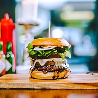 Teriyaki Burger. Mit gegrillter Ananas, fruchtig-cremiger Cockatilsoße (homemade!) und mit Teriyakisoße mariniertem Eifel Weiderind!