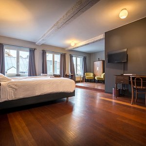 Deluxe 35m²

SUNNY SUITE ROOM WITH COZY SITTING AREA

VIEW OF THE STEEPLE OF ST BAVO'S CATHEDRAL

KING-SIZED DOUBLE BED

MODERN BATHROOM WITH HAIRDRYER

TV & FREE WIFI