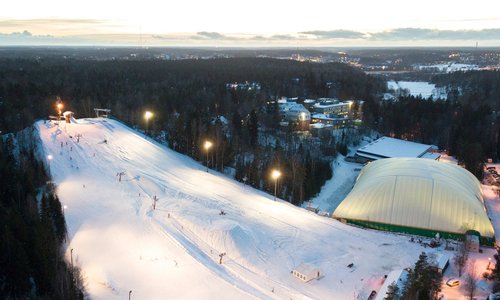 This is the oldest ski slope in Finland! Located in a small town called Kauniainen it was oppened in the 30s. It´s also the 2nd slope in the country that was equipped with a ski lift. Nowadays it´s kind of like the best kept secret in this town, since not that many people from surrounding areas know about it. But there are a lot of local kids practicing there.