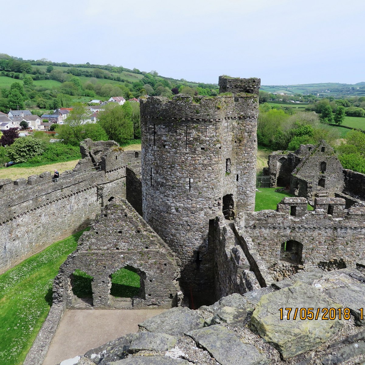 2 677 2023. Уэльс замок Диневур. Уэльс замок Кармартен. Замок Кидвелли, Уэльс. Кидвелли Уэльс замок изнутри.