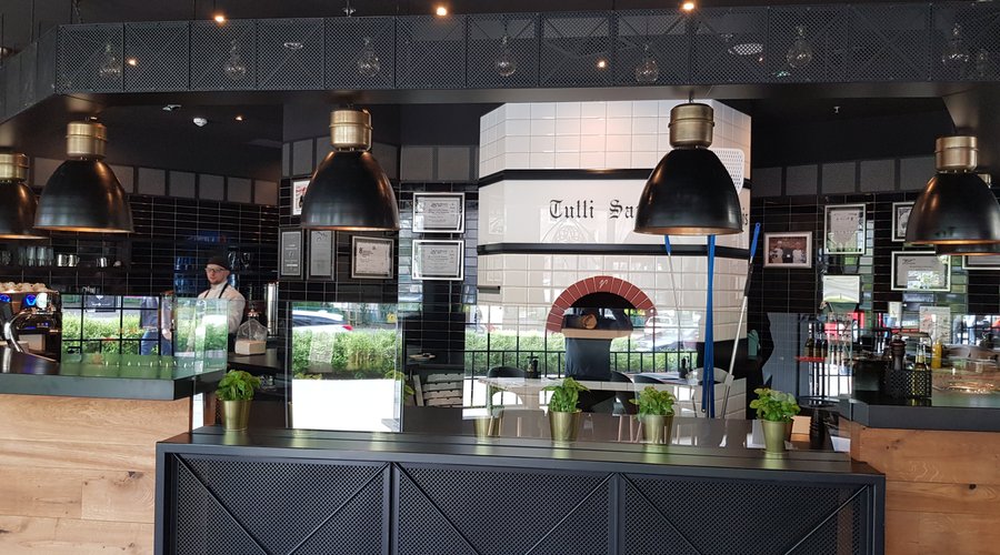 Projekt naszej Restauracji, który tworzyła krakowska firma lsd.studio uzyskał nagrodę Best Shop Concept w 2018 roku!
The design of our restaurant, which was created by the Krakow company lsd.studio, received the Best Shop Concept award in 2018!