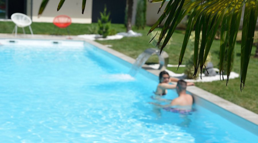 Se relaxer au bord de la piscine avant une réunion...que du bonheur...