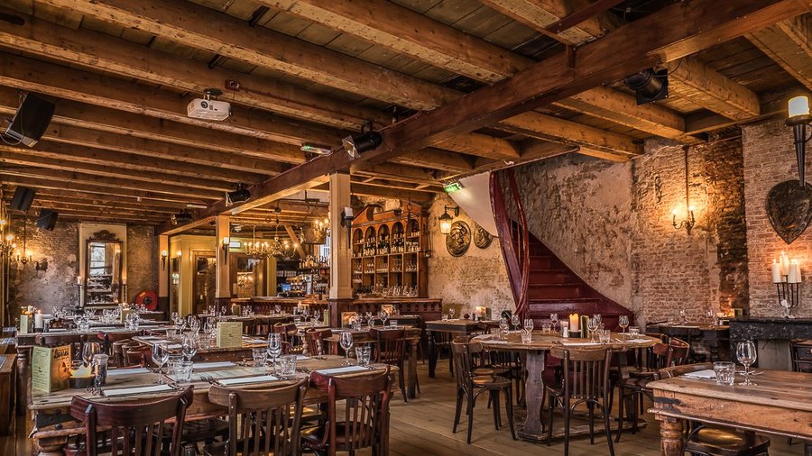 Eerste etage van Café-Restaurant Rootz. Doorgaans donderdag t/m zaterdag geopend voor diner. De ruimte is eveneens af te huren voor zakelijke besprekingen, partijen, bruiloften en andere gelegenheden. Voor meer info of een vrijblijvende offerte mail ons op info@rootz.nl 