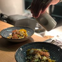 raviole de boudin noir, langoustines et consommé