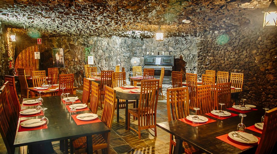 Restaurante, interior cueva. Un acogedor espacio para disfrutar de la buena gastronomía / Restaurant, inside cave. A cozy space to enjoy good food