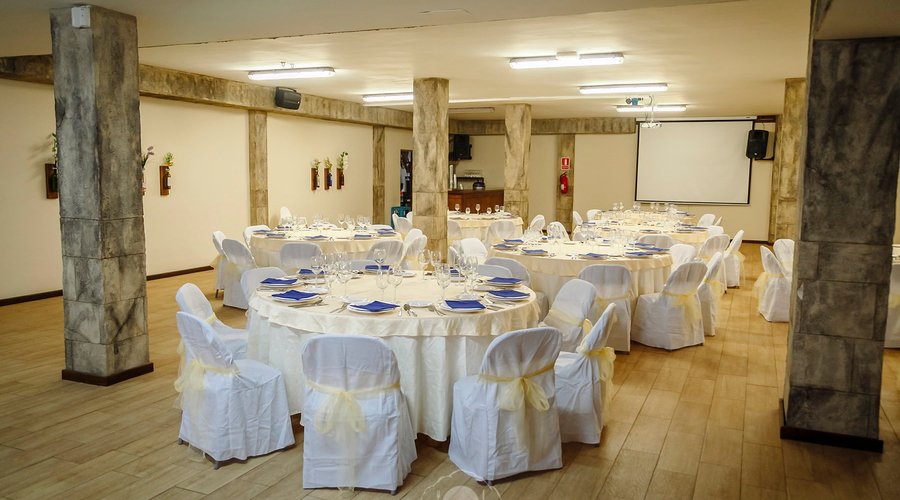 Restaurante, interior zona de banquete. Espacio para banquetes y eventos con capacidad para 35 personas. / Restaurant, indoor banquet area. Room for banquets and events with capacity for 35 people.