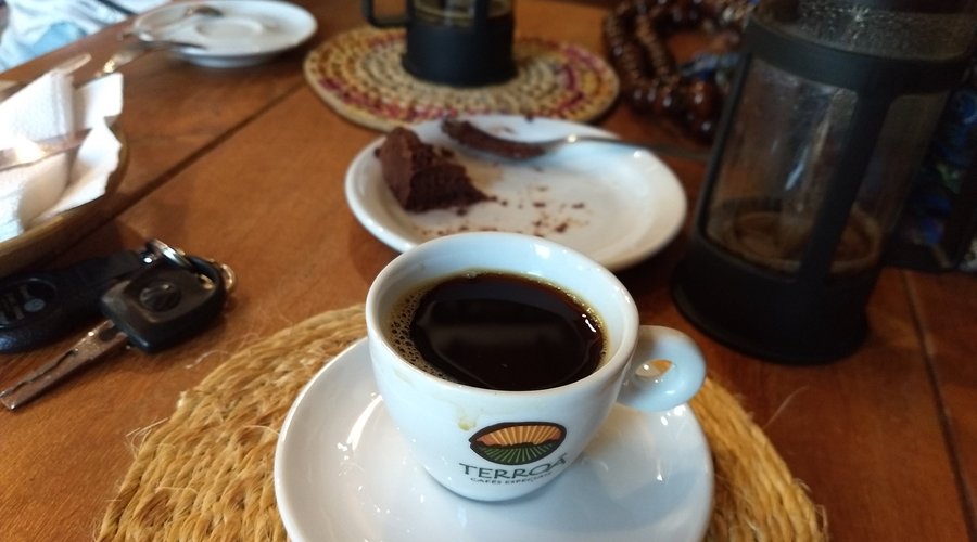 Café com brownie de chocolate.
